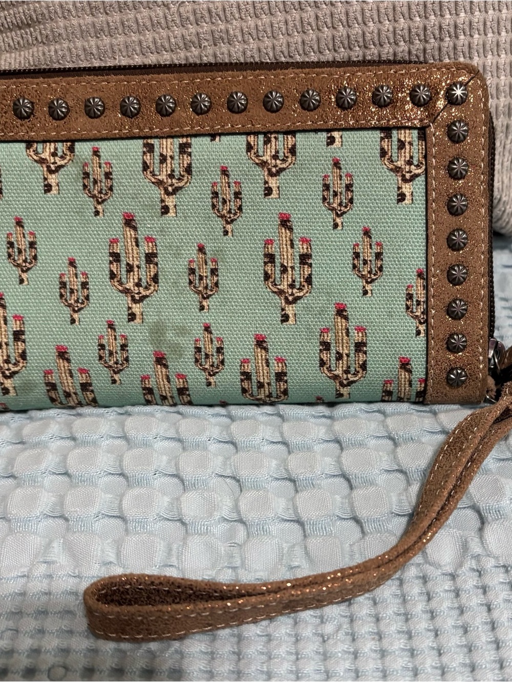 Ariat Mint Green Canvas Wallet with Cactus Print - Picture 2 of 9